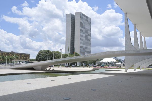 Nota pública contra a invasão e depredação das sedes dos Três Poderes